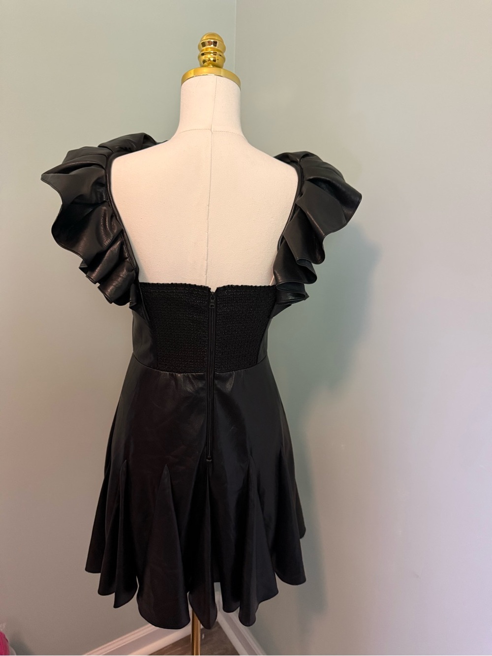 Alice + Olivia Ginny Ruffle Sleeve Vegan Leather Mini Dress Black NWOT Size 6 - Picture 6 of 7
